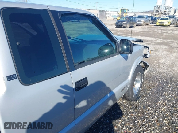 1994 Chevrolet S-10 LS with VIN 1GCCS19ZXR8233932, listed as a IAAI auction lot 41072044 with 171,666 mi miles. Bid and sale history available at carsss.com. Image 20.
