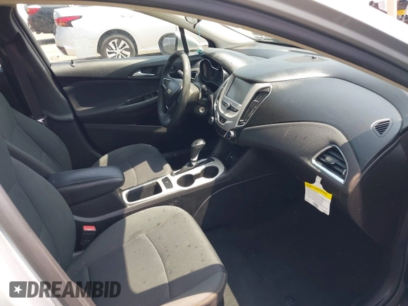2017 Chevrolet Cruze LS z VIN 1G1BC5SM6H7121852, wystawiony jako IAAI lot #42354416 z przebiegiem 186 246 mil mil oraz . Historia ofert i sprzedaży dostępna na DreamBid. Obrazek 5.