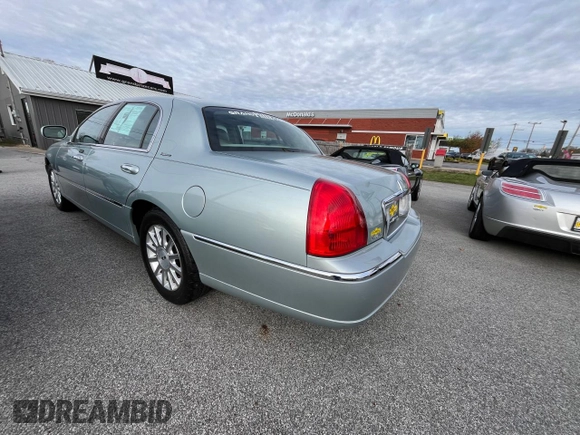 2007 Lincoln Town Car Signature z VIN 1LNHM81V07Y611332, wystawiony jako Copart lot #83524084 z przebiegiem 68 349 mil mil oraz Czysty tytuł • Clean title. Historia ofert i sprzedaży dostępna na DreamBid. Obrazek 3.