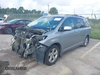 2014 Toyota Sienna LE AAS z VIN 5TDKK3DC8ES448581, wystawiony jako IAAI lot #39942249 z przebiegiem 158 131 mil mil oraz . Historia ofert i sprzedaży dostępna na DreamBid. Obrazek 17.