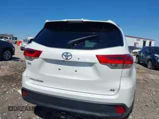 2018 Toyota Highlander SE with VIN 5TDKZRFH1JS288819, listed as a IAAI auction lot 42037923 with 88,273 mi miles and . Bid and sale history available at DreamBid. Image 17.