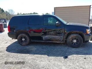 2007 Chevrolet Tahoe Police z VIN 1GNEC03097R417705, wystawiony jako IAAI lot #41882598 z przebiegiem 235 859 mil mil oraz . Historia ofert i sprzedaży dostępna na DreamBid. Obrazek 13.