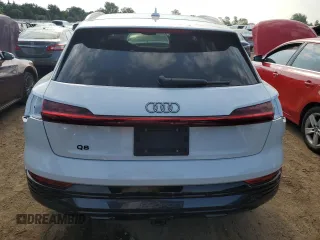 2024 Audi Q8 e-tron Premium z VIN WA14AAGE2RB015813, wystawiony jako Copart lot #61265424 z przebiegiem 1315 mil mil oraz Szkody całkowita. Historia ofert i sprzedaży dostępna na DreamBid. Obrazek 6.