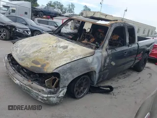 2000 GMC Sierra 1500 SLE z VIN 2GTEC19T7Y1145021, wystawiony jako IAAI lot #40013126 z przebiegiem Nie podano mil oraz . Historia ofert i sprzedaży dostępna na DreamBid. Obrazek 2.