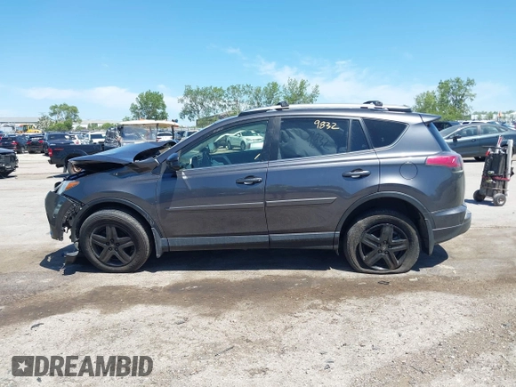 2018 Toyota RAV4 LE с VIN JTMBFREVXJJ745379, выставлен на аукционе IAAI как лот 42269832 с пробегом Не указан миль и . История ставок и продаж доступна на DreamBid. Изображение 14.