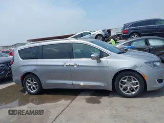 2018 Chrysler Pacifica Limited z VIN 2C4RC1GG2JR232677, wystawiony jako IAAI lot #42274816 z przebiegiem 136 402 mil mil oraz . Historia ofert i sprzedaży dostępna na DreamBid. Obrazek 13.