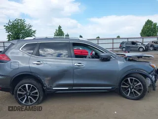2017 Nissan Rogue SL z VIN JN8AT2MV9HW018040, wystawiony jako IAAI lot #42363401 z przebiegiem 76 020 mil mil oraz . Historia ofert i sprzedaży dostępna na DreamBid. Obrazek 13.