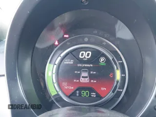 2017 FIAT 500e z VIN 3C3CFFGE9HT575748, wystawiony jako IAAI lot #42131492 z przebiegiem 74 713 mil mil oraz . Historia ofert i sprzedaży dostępna na DreamBid. Obrazek 7.