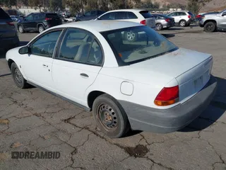 1998 Saturn SL z VIN 1G8ZG5283WZ233209, wystawiony jako IAAI lot #40997373 z przebiegiem 240 385 mil mil oraz . Historia ofert i sprzedaży dostępna na DreamBid. Obrazek 3.
