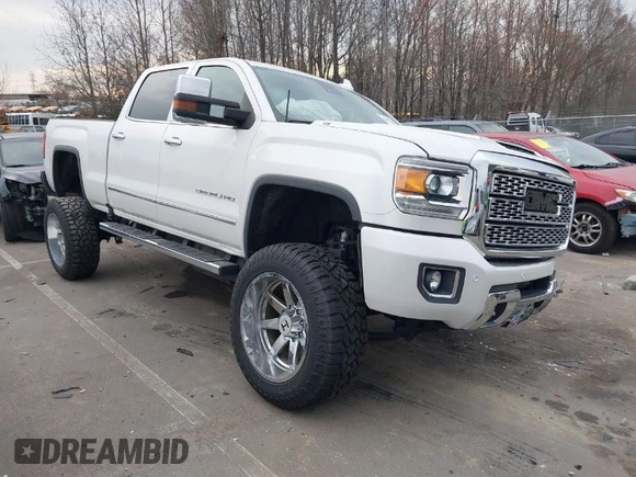 2018 GMC Sierra 2500HD Denali z VIN 1GT12UEY3JF229968, wystawiony jako IAAI lot #41679262 z przebiegiem 126 946 mil mil oraz . Historia ofert i sprzedaży dostępna na DreamBid. Obrazek 1.
