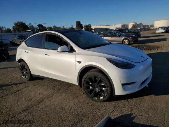 2024 Tesla Model Y with VIN 7SAYGDED1RF154851, listed as a Copart auction lot 87863255 with 5,878 mi miles and Salvage Title. Bid and sale history available at carsss.com. Image 4.