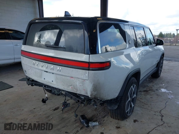 2024 Rivian R1S Adventure z VIN 7PDSGBBA4RN044260, wystawiony jako IAAI lot #41712342 z przebiegiem 7521 mil mil oraz . Historia ofert i sprzedaży dostępna na DreamBid. Obrazek 4.