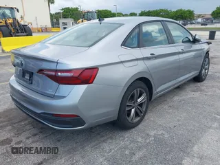 2024 Volkswagen Jetta SE z VIN 3VWEM7BU9RM057291, wystawiony jako IAAI lot #42346409 z przebiegiem 22 301 mil mil oraz . Historia ofert i sprzedaży dostępna na DreamBid. Obrazek 4.