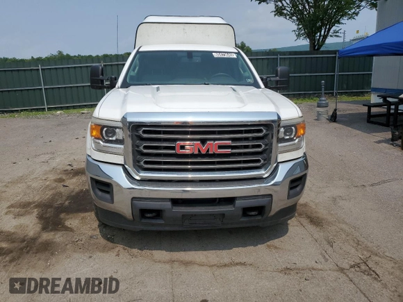 2015 GMC Sierra 2500HD z VIN 1GT01XE89FZ124325, wystawiony jako Copart lot #60473645 z przebiegiem 283 077 mil mil oraz Czysty tytuł • Clean title. Historia ofert i sprzedaży dostępna na DreamBid. Obrazek 5.