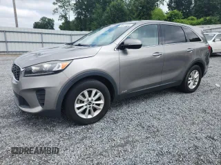 2019 Kia Sorento LX z VIN 5XYPGDA55KG440823, wystawiony jako Copart lot #58671985 z przebiegiem 187 053 mil mil oraz Czysty tytuł • Clean title. Historia ofert i sprzedaży dostępna na DreamBid. Obrazek 1.