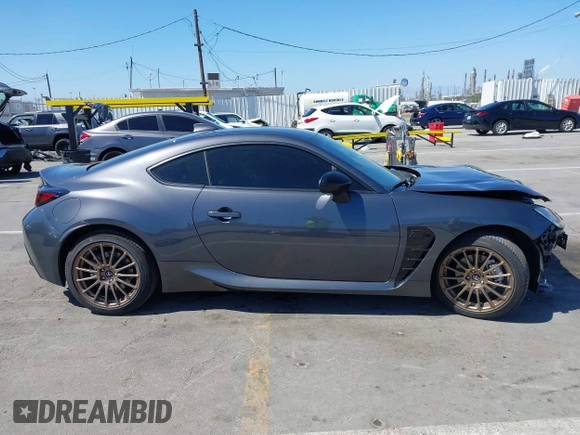 2023 Toyota 86 z VIN JF1ZNBC11P8766474, wystawiony jako IAAI lot #42215516 z przebiegiem 5 708 mil mil oraz . Historia ofert i sprzedaży dostępna na DreamBid. Obrazek 14.