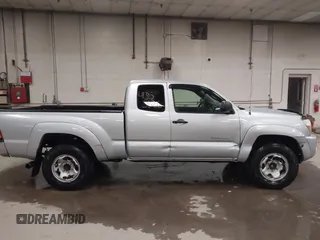 2005 Toyota Tacoma PreRunner z VIN 5TETU62N15Z064813, wystawiony jako IAAI lot #41353526 z przebiegiem 172 318 mil mil oraz . Historia ofert i sprzedaży dostępna na DreamBid. Obrazek 13.