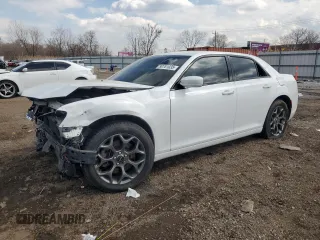 2015 Chrysler 300 S z VIN 2C3CCAGG5FH787341, wystawiony jako Copart lot #50781035 z przebiegiem 118 048 mil mil oraz Szkody całkowita. Historia ofert i sprzedaży dostępna na DreamBid. Obrazek 1.