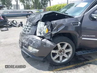 2011 Cadillac Escalade ESV Premium z VIN 1GYS4JEF2BR149146, wystawiony jako IAAI lot #42370325 z przebiegiem 68 787 mil mil oraz . Historia ofert i sprzedaży dostępna na DreamBid. Obrazek 17.