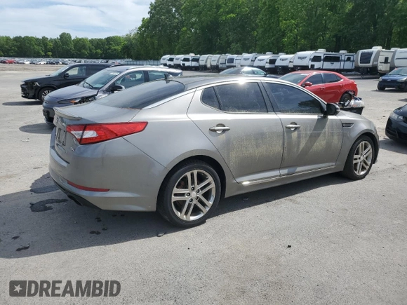 2013 Kia Optima SX z VIN 5XXGR4A63DG167343, wystawiony jako Copart lot #57677305 z przebiegiem 161 446 mil mil oraz Czysty tytuł • Clean title. Historia ofert i sprzedaży dostępna na DreamBid. Obrazek 3.
