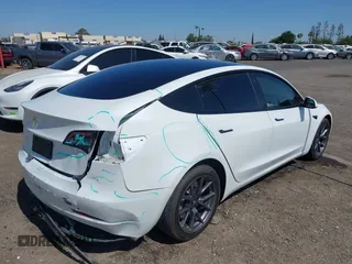 2023 Tesla Model 3 z VIN 5YJ3E1EA5PF517893, wystawiony jako IAAI lot #42515181 z przebiegiem 38 538 mil mil oraz . Historia ofert i sprzedaży dostępna na DreamBid. Obrazek 4.