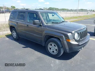 2016 Jeep Patriot Sport z VIN 1C4NJPBB4GD716767, wystawiony jako IAAI lot #42216197 z przebiegiem 119 976 mil mil oraz . Historia ofert i sprzedaży dostępna na DreamBid. Obrazek 1.