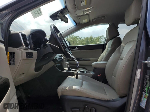 2020 Kia Sportage EX z VIN KNDPN3AC7L7693820, wystawiony jako Copart lot #54307605 z przebiegiem 68 419 mil mil oraz Szkoda całkowita • Salvage title. Historia ofert i sprzedaży dostępna na DreamBid. Obrazek 7.