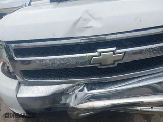 2008 Chevrolet Silverado 1500 LT w/1LT with VIN 1GCEK19JX8Z106139, listed as a IAAI auction lot 41308512 with 254,436 mi miles. Bid and sale history available at carsss.com. Image 6.