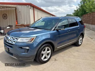 2018 Ford Explorer XLT z VIN 1FM5K7DH0JGC23068, wystawiony jako Copart lot #63926375 z przebiegiem 112 233 mil mil oraz Czysty tytuł • Clean title. Historia ofert i sprzedaży dostępna na DreamBid. Obrazek 2.