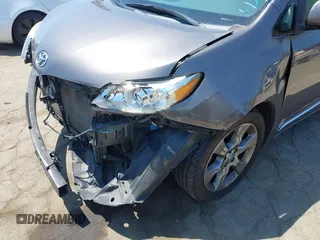 2013 Toyota Sienna LE AAS z VIN 5TDKK3DCXDS328201, wystawiony jako IAAI lot #42773579 z przebiegiem 106 890 mil mil oraz . Historia ofert i sprzedaży dostępna na DreamBid. Obrazek 6.