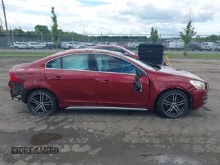 2013 Volvo S60 T6 R-Design Platinum z VIN YV1902FH1D2176480, wystawiony jako IAAI lot #42329476 z przebiegiem 142 808 mil mil oraz . Historia ofert i sprzedaży dostępna na DreamBid. Obrazek 14.