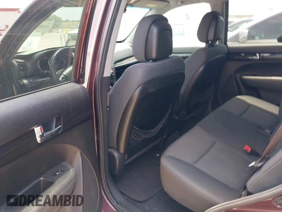 2012 Kia Sorento LX z VIN 5XYKT4A69CG257313, wystawiony jako IAAI lot #42444790 z przebiegiem 125 537 mil mil oraz . Historia ofert i sprzedaży dostępna na DreamBid. Obrazek 14.