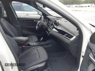 2021 BMW X1 xDrive28i z VIN WBXJG9C09M5T94206, wystawiony jako IAAI lot #42498235 z przebiegiem 62 079 mil mil oraz . Historia ofert i sprzedaży dostępna na DreamBid. Obrazek 5.