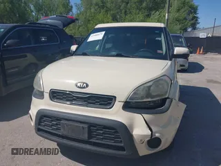2013 Kia Soul + z VIN KNDJT2A64D7534349, wystawiony jako IAAI lot #42088079 z przebiegiem 188 990 mil mil oraz . Historia ofert i sprzedaży dostępna na DreamBid. Obrazek 6.