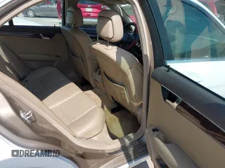 2009 Mercedes-Benz C 300 Sport z VIN WDDGF54X79R074158, wystawiony jako IAAI lot #42353528 z przebiegiem 158 122 mil mil oraz . Historia ofert i sprzedaży dostępna na DreamBid. Obrazek 8.