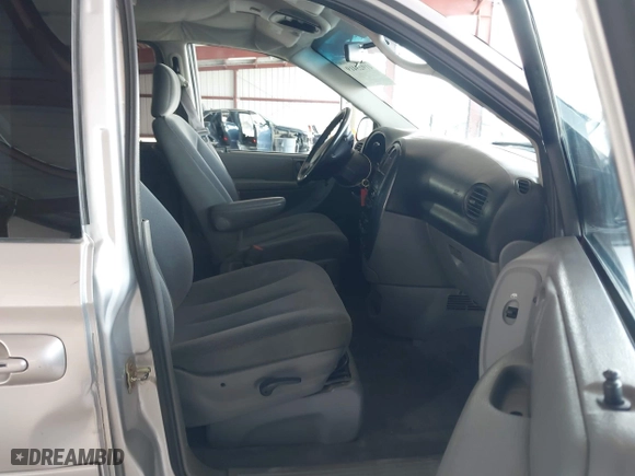 2005 Dodge Caravan SXT with VIN 2D4GP44L85R477720, listed as a IAAI auction lot 41925419 with 202,972 mi miles. Bid and sale history available at carsss.com. Image 5.