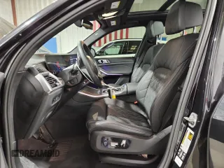 2024 BMW X5 xDrive40i z VIN 5UX23EU09R9V62123, wystawiony jako Copart lot #58241675 z przebiegiem 46 253 mil mil oraz Tytuł czysty. Historia ofert i sprzedaży dostępna na DreamBid. Obrazek 7.