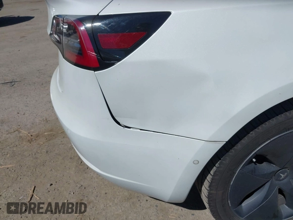 2020 Tesla Model 3 Standard Range Plus z VIN 5YJ3E1EA5LF615350, wystawiony jako IAAI lot #42194363 z przebiegiem 123 327 mil mil oraz . Historia ofert i sprzedaży dostępna na DreamBid. Obrazek 6.