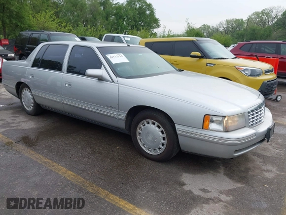1999 Cadillac DeVille z VIN 1G6KD54Y6XU734741, wystawiony jako IAAI lot #42121114 z przebiegiem 152 829 mil mil oraz . Historia ofert i sprzedaży dostępna na DreamBid. Obrazek 1.
