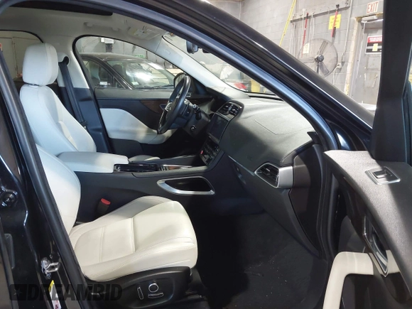 2020 Jaguar F-Pace 25t Prestige z VIN SADCK2FX0LA646522, wystawiony jako IAAI lot #41466101 z przebiegiem 44 180 mil mil oraz . Historia ofert i sprzedaży dostępna na DreamBid. Obrazek 5.
