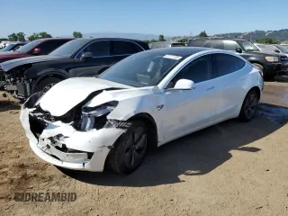 2020 Tesla Model 3 Standard Range Plus z VIN 5YJ3E1EA8LF633213, wystawiony jako Copart lot #57171735 z przebiegiem 61 390 mil mil oraz Szkoda całkowita • Salvage title. Historia ofert i sprzedaży dostępna na DreamBid. Obrazek 1.