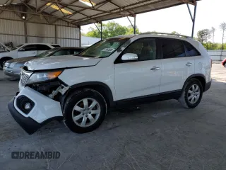 2013 Kia Sorento LX z VIN 5XYKT3A65DG362197, wystawiony jako Copart lot #52053535 z przebiegiem 131 614 mil mil oraz Szkody całkowita. Historia ofert i sprzedaży dostępna na DreamBid. Obrazek 1.