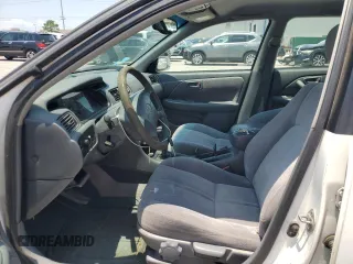 1998 Toyota Camry LE z VIN JT2BG22K9W0145537, wystawiony jako Copart lot #59018505 z przebiegiem 301 595 mil mil oraz Czysty tytuł • Clean title. Historia ofert i sprzedaży dostępna na DreamBid. Obrazek 7.