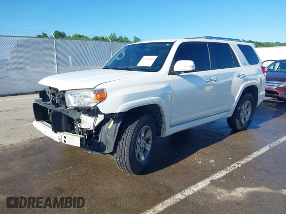 2011 Toyota 4Runner Trail z VIN JTEBU5JR7B5035496, wystawiony jako IAAI lot #42319548 z przebiegiem 253 437 mil mil oraz . Historia ofert i sprzedaży dostępna na DreamBid. Obrazek 18.