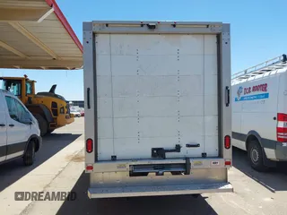 2020 Ford Transit z VIN 1FDBW5Z8XLKA32374, wystawiony jako IAAI lot #42468266 z przebiegiem 80 934 mil mil oraz . Historia ofert i sprzedaży dostępna na DreamBid. Obrazek 16.