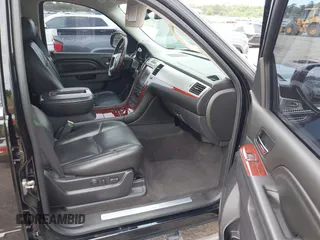 2013 Cadillac Escalade Premium z VIN 1GYS3CEF5DR358253, wystawiony jako IAAI lot #42332393 z przebiegiem 142 118 mil mil oraz . Historia ofert i sprzedaży dostępna na DreamBid. Obrazek 5.