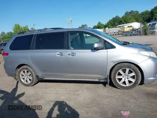 2012 Toyota Sienna XLE z VIN 5TDDK3DC6CS044409, wystawiony jako IAAI lot #42409389 z przebiegiem 231 567 mil mil oraz . Historia ofert i sprzedaży dostępna na DreamBid. Obrazek 13.