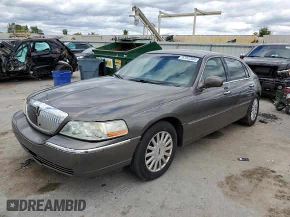 2003 Lincoln Town Car Executive z VIN 1LNHM81W53Y621146, wystawiony jako Copart lot #57822605 z przebiegiem 234 384 mil mil oraz Szkoda całkowita • Salvage title. Historia ofert i sprzedaży dostępna na DreamBid. Obrazek 1.