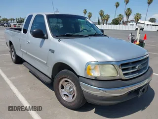 2003 Ford F-150 XL z VIN 1FTRX17263NA90598, wystawiony jako IAAI lot #42543644 z przebiegiem 185 388 mil mil oraz . Historia ofert i sprzedaży dostępna na DreamBid. Obrazek 1.