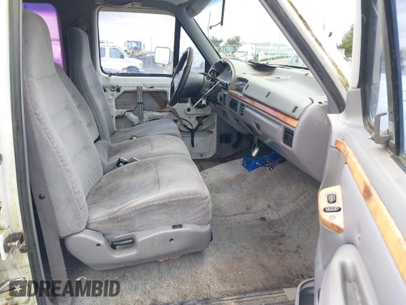 1995 Ford F-350 z VIN 1FTJW35G2SEA08715, wystawiony jako IAAI lot #41997319 z przebiegiem 204 657 mil mil oraz . Historia ofert i sprzedaży dostępna na DreamBid. Obrazek 5.